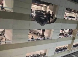 Ôtô tông thủng tường bãi đậu xe ở tầng 4 chung cư
